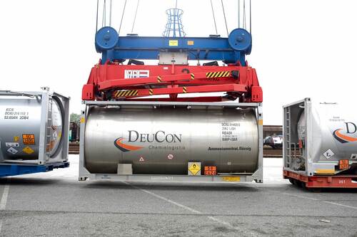 DeuCon Chemielogistik Foto: DeuCon Container wird vom Kran angehoben